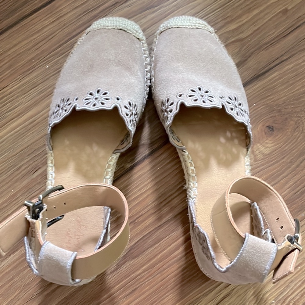 Super cute espadrille flat sandals